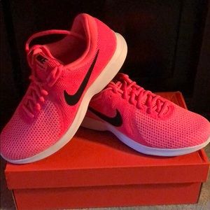 Nike Revolution 4